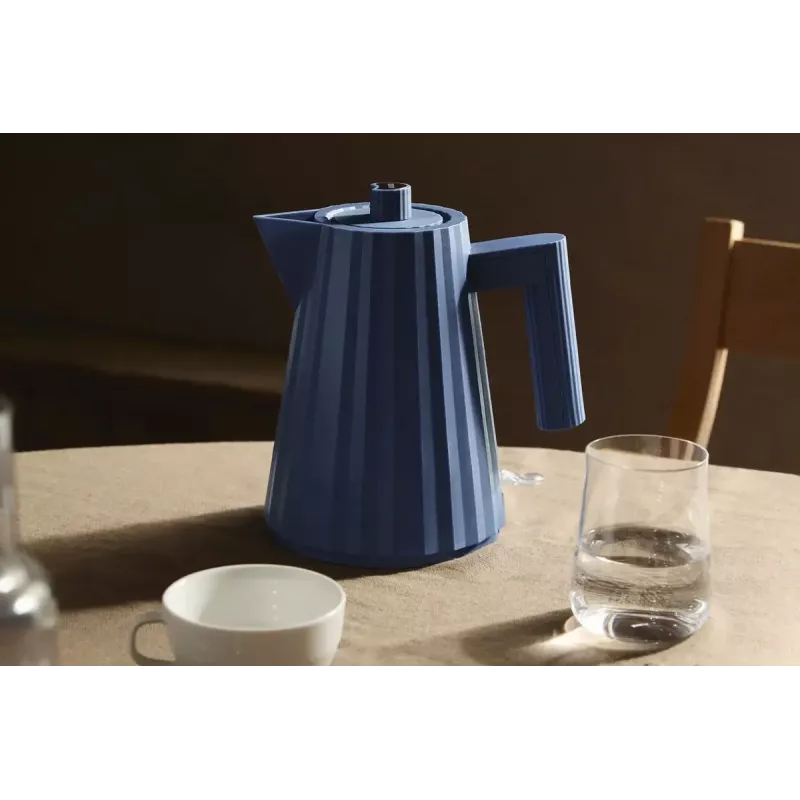 Wasserkocher Alessi Plissé 1,0 L 2200 W blau, thermoplastisches Harz, automatische Abschaltung, verdeckter Sockel