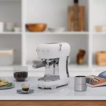 Espressomaschine Smeg 1,1 L ECF02WHEU