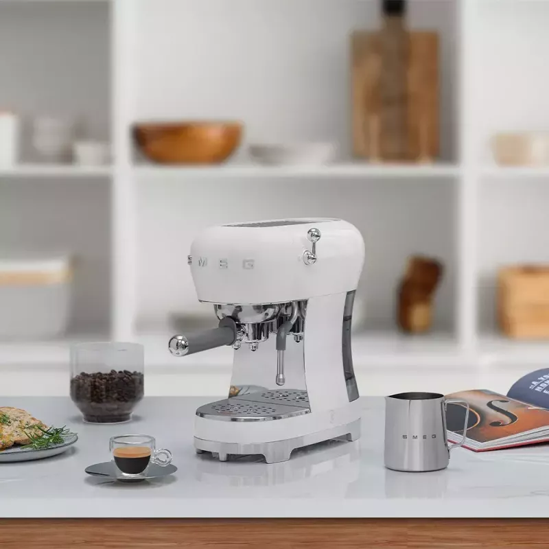 Espressomaschine Smeg 1,1 L ECF02WHEU