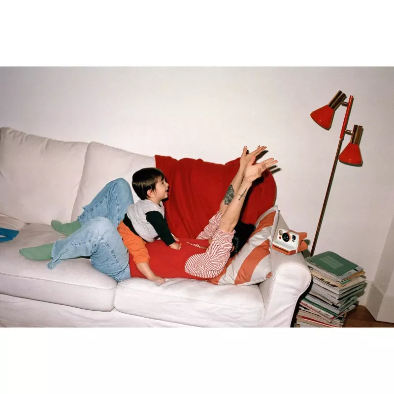 Sofortbildkamera POLAROID Now Gen 3 Coral 9156 – analoge Sofortbildkamera, Farbe Coral