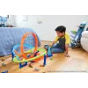 Hot Wheels Action Loop Cyclone Challenge Track Set mit Spielzeugauto im Maßstab 1:64, einfache Aufbewahrung