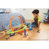 Hot Wheels Action Loop Cyclone Challenge Track Set mit Spielzeugauto im Maßstab 1:64, einfache Aufbewahrung