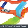 Hot Wheels Action Loop Cyclone Challenge Track Set mit Spielzeugauto im Maßstab 1:64, einfache Aufbewahrung