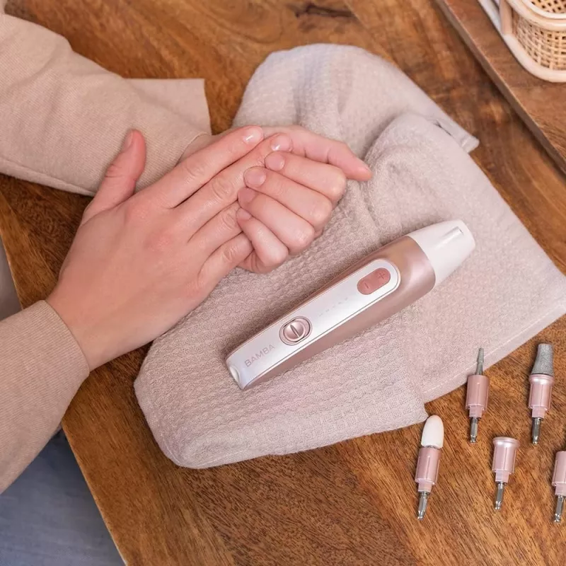 Cecotec PinkyCare 700 Perfect Nails Elektrisches Maniküre- und Pediküre-Set, Nagelbohrer, 7 Aufsätze, 2 Geschwindigkeiten, wiederaufladbar, Pink/Weiß