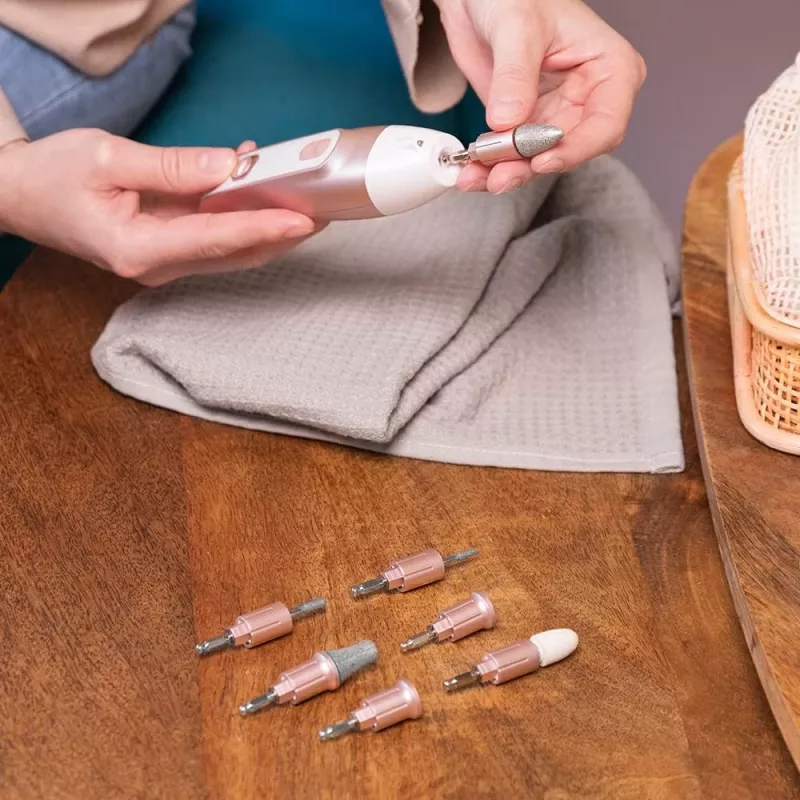 Cecotec PinkyCare 700 Perfect Nails Elektrisches Maniküre- und Pediküre-Set, Nagelbohrer, 7 Aufsätze, 2 Geschwindigkeiten, wiederaufladbar, Pink/Weiß