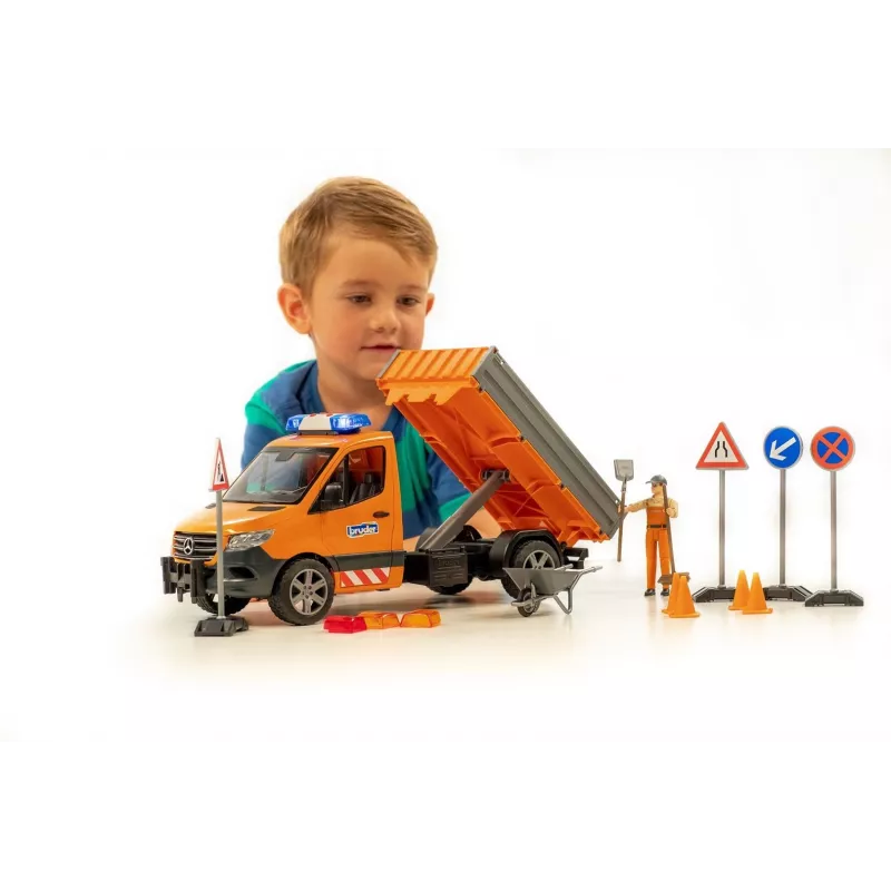 BRUDER MB Sprinter Municipal mit Licht- und Soundmodul, Orange, Maßstab 1:16