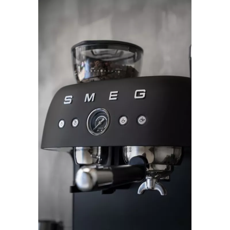 Smeg EGF03BLMEU Espressomaschine mit Mahlwerk, 1650 W, Schwarz