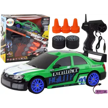 LEAN TOYS ferngesteuerter Sportwagen R/C 1:24 Grün mit wechselbaren Rädern