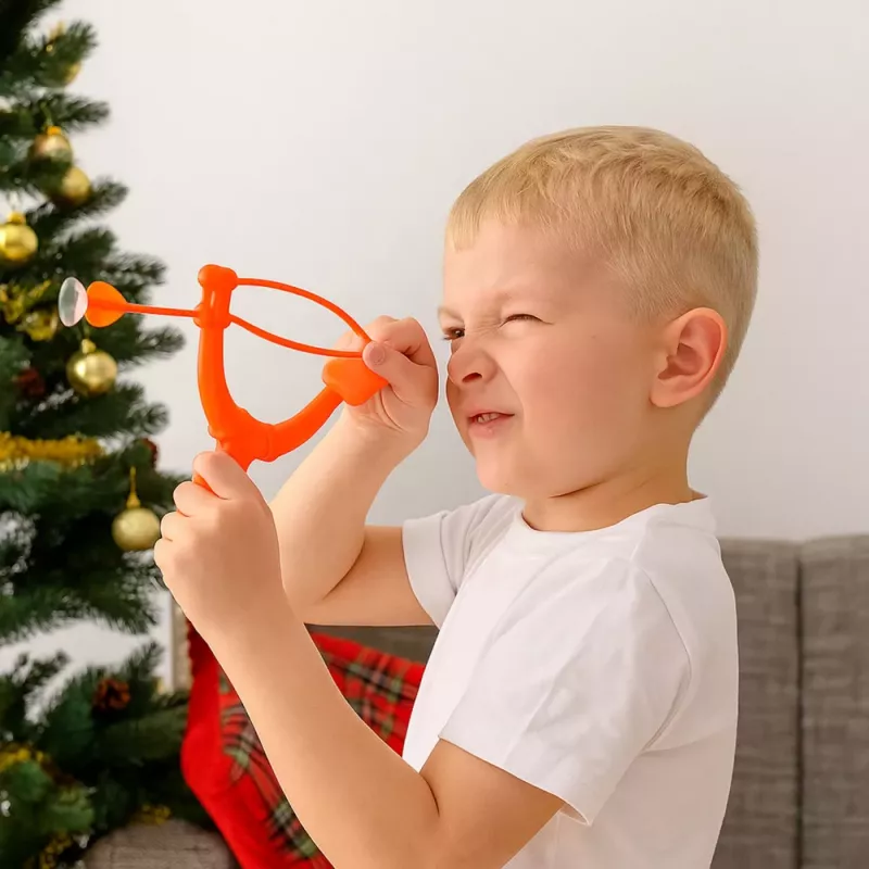 LEAN TOYS Schießspiel-Set Geschicklichkeitsspiel Schleuderpfeile mit Saugnäpfen 3 Stück