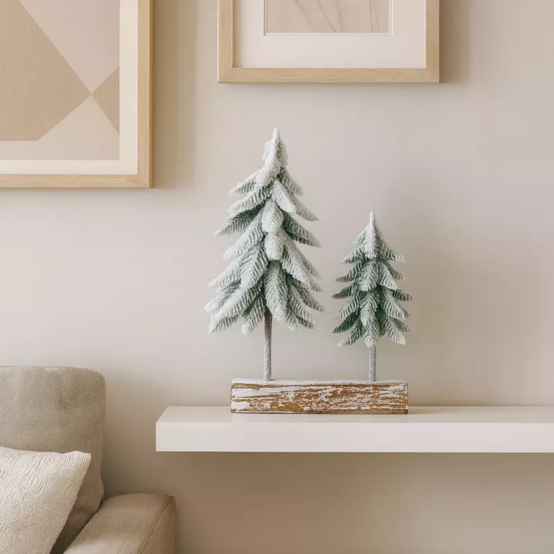 LEAN Weihnachtsbaum-Komposition Dekoration auf Stamm mit Schnee bedeckt 34 x 28 cm