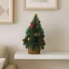 LEAN Dekorativer Weihnachtsbaum auf Stamm mit roten Vogelbeeren 26 x 12 cm