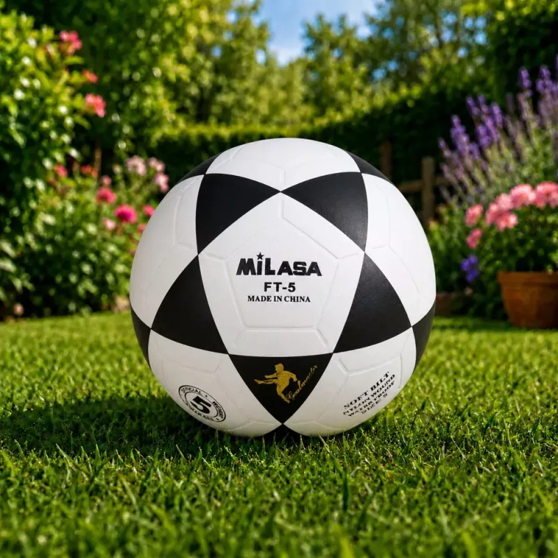 LEAN TOYS Trainingsfußball für Rasenplatz Schwarz-Weiß Milasa 22cm Größe 5