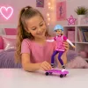 LEAN TOYS Anlily Puppe mit lila Skateboard, Helm und langem Sweatshirt-Set