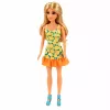 LEAN TOYS Anlily Puppe im gelben Kleid mit Kätzchen, Gartenmöbel, Sonnenschirm Zubehör