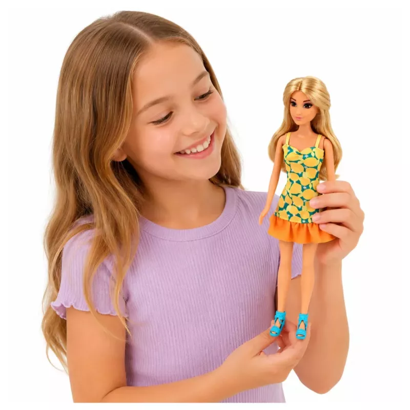LEAN TOYS Anlily Puppe im gelben Kleid mit Kätzchen, Gartenmöbel, Sonnenschirm Zubehör