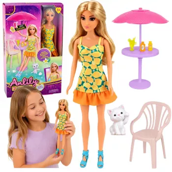 LEAN TOYS Anlily Puppe im gelben Kleid mit Kätzchen, Gartenmöbel, Sonnenschirm Zubehör