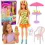 LEAN TOYS Anlily Puppe im gelben Kleid mit Kätzchen, Gartenmöbel, Sonnenschirm Zubehör