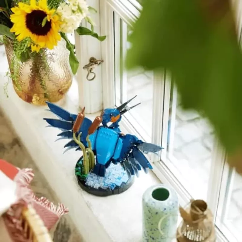 LEGO Icons Kingfisher Vogel-Set Modellbau-Set für Erwachsene mit Wasser-Setting und Ausstellungsständer, tolles Wohn- und Büro-Dekor für den Schreibtisch, Valentinstag