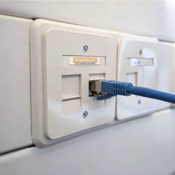 IT-BUDGET Premium Patchkabel Cat.6A mit Cat.7 Rohkabel 600 MHz LSZH PoE+ 10GBit Blau 15 m