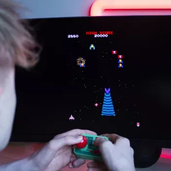 FIZZ CREATIONS Retro Arcade Galaga Plug & Play Wireless Console mit 2 Controllern