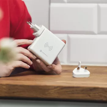 FORCELL F-ENERGY 4-in-1 15 W kabelloses Ladegerät mit USB/USB-C-Anschlüssen und 8000-mAh-Powerbank