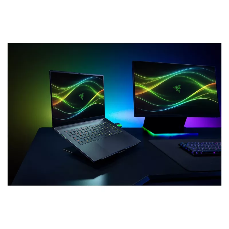 Razer Blade 16 - 16 Zoll QHD+ 240Hz OLED Display, Intel Core Ultra 9 386H, 32GB RAM, 2TB SSD, NVIDIA GeForce RTX 5090, Windows 11