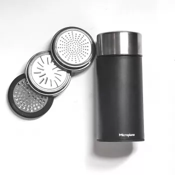 Microplane Universal Mill - Schwarz/Durchsichtig, Drehreibe für Hartkäse, Schokolade, Nüsse, Gewürze