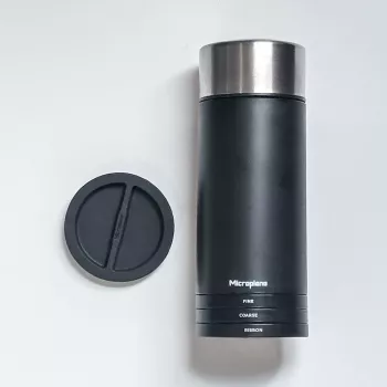 Microplane Universal Mill - Schwarz/Durchsichtig, Drehreibe für Hartkäse, Schokolade, Nüsse, Gewürze
