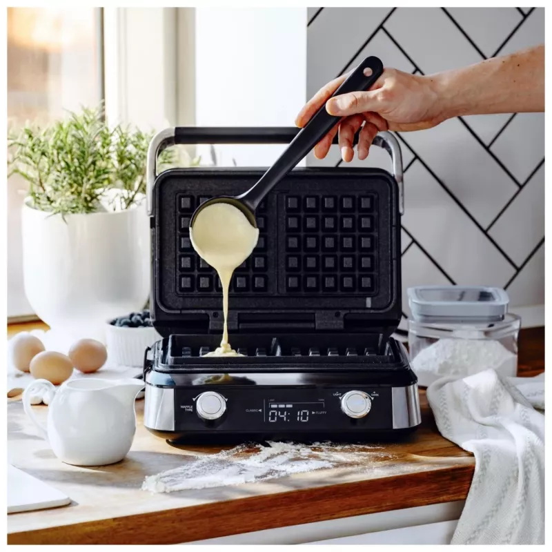 Adler AD 3084 Waffeleisen mit LED-Display, 5 Programme, 7 Bräunungsstufen, 1600 W (max. 2400 W), Antihaftplatten, schwarz/silber