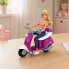 LEAN TOYS Anlily Reise-Puppe auf Roller mit Brille, Handyhalter und Zubehör