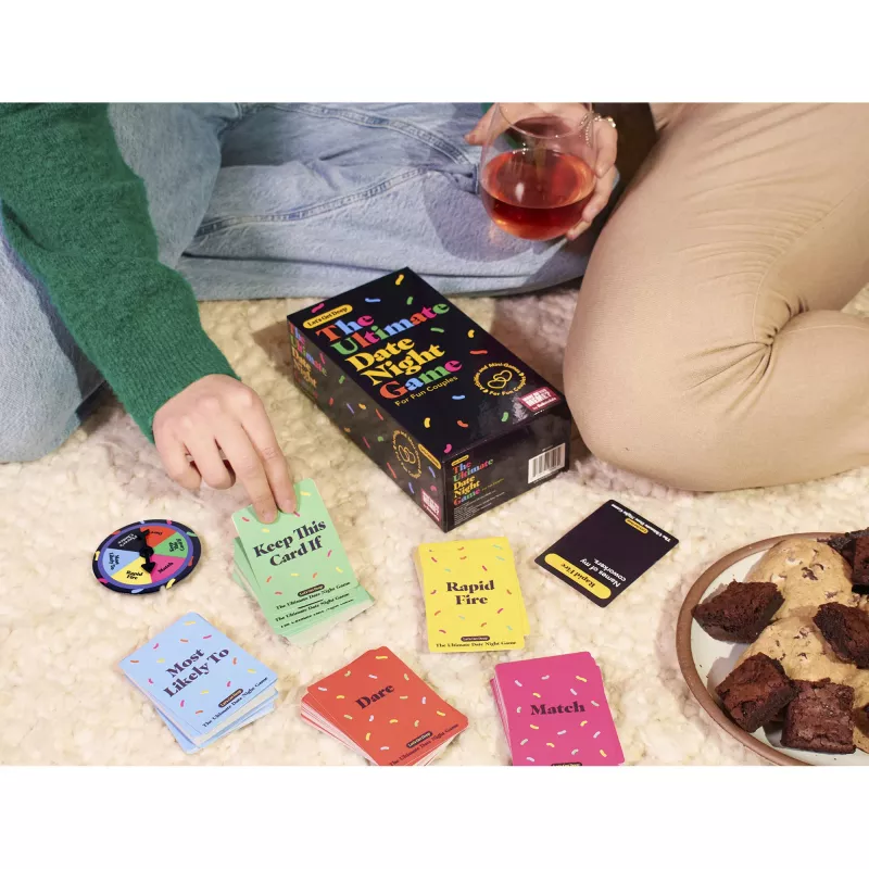 Just Play Let's Get Deep - Das ultimative Date-Night-Spiel, 400 Gesprächskarten für Paare, 3 Stufen: Ice Breaker, Deep, Deeper, 2+ Spieler, ab 17 Jahren