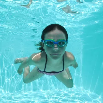 SCHILDKROT Junior Schwimmbrille Capri, Blau/Grün, Anti-Fog, Splitterfeste Polycarbonat-Gläser, Verstellbares Band, 1 Paar (940055)