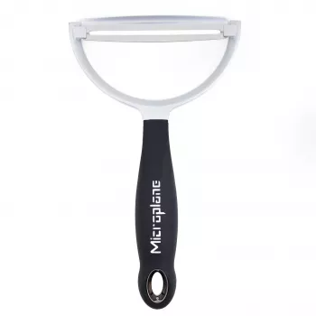 Microplane Peeler XL Schälmesser mit chirurgischem Edelstahlmesser, ergonomischem Soft-Touch-Griff, integriertem Kartoffelaugenentferner, Schwarz