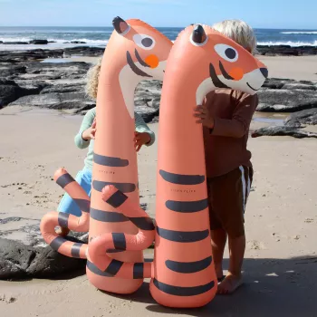 Sunnylife Aufblasbare Schwimmnudeln – Tino the Tiger (2 Stk.)