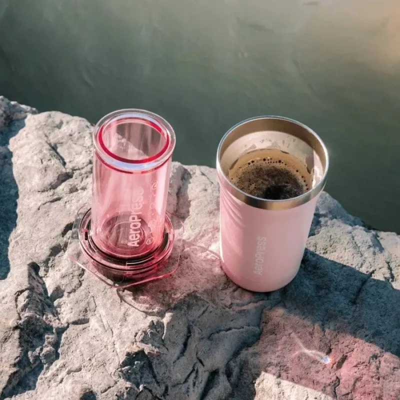 AeroPress Go Plus Kaffeemaschine mit rosa Thermobecher 475 ml