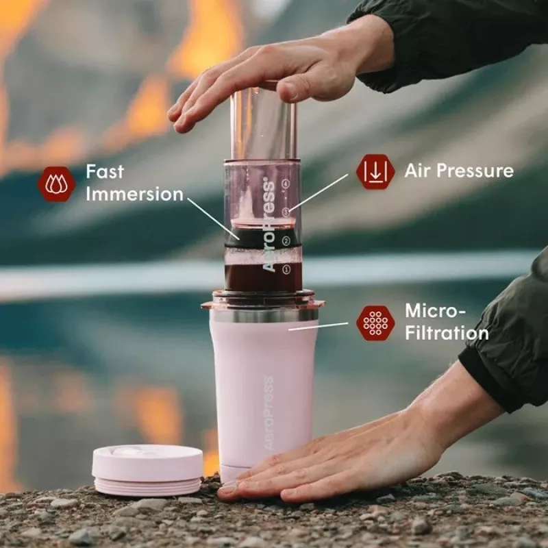 AeroPress Go Plus Kaffeemaschine mit rosa Thermobecher 475 ml