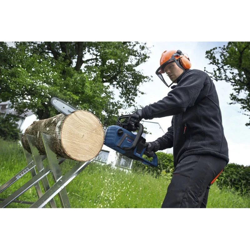 BOSCH Professional GKE 18V-40 Akku-Kettensäge, 18V, 5,5 Ah Li-Ionen-Akku, Blau