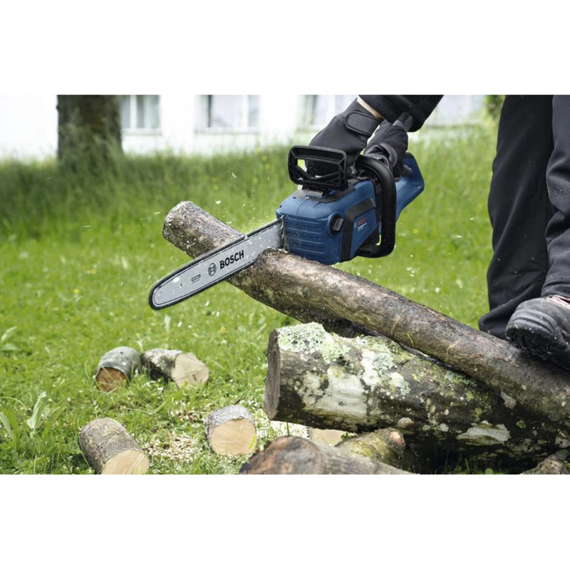 BOSCH Professional GKE 18V-40 Akku-Kettensäge, 18V, 5,5 Ah Li-Ionen-Akku, Blau