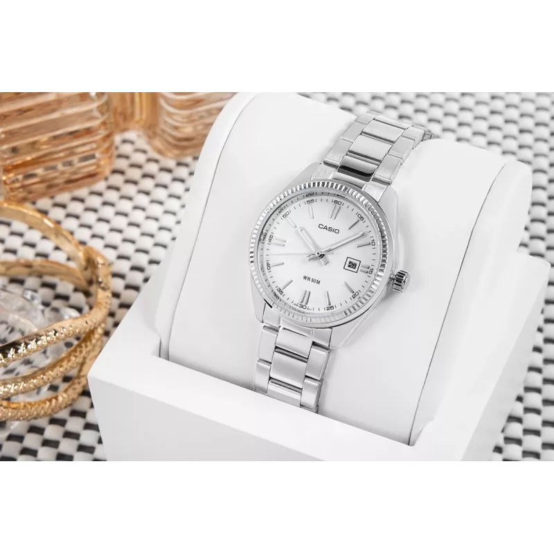CASIO LTP1302PD7A1V Unisex Analog-Quarzuhr, Silbernes Edelstahl, 34,5 x 30,2 x 8,7 mm