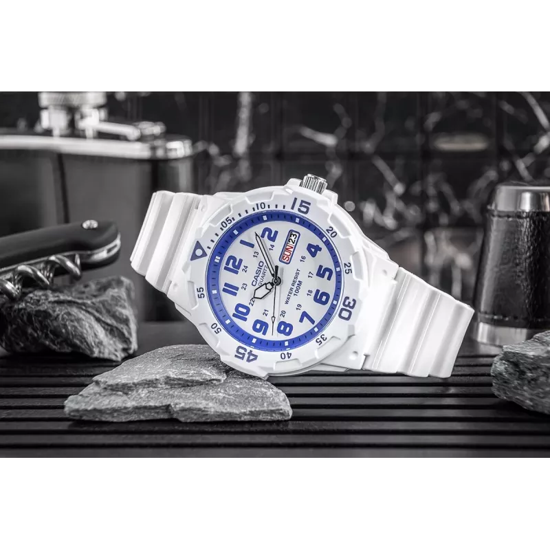CASIO MRW200HC7B2VD Herren Analog-Quarzuhr mit Datums- und Wochentagsanzeige, 100m Wasserdichtigkeit, Resinband, weißes Zifferblatt, blau/rote Lünette