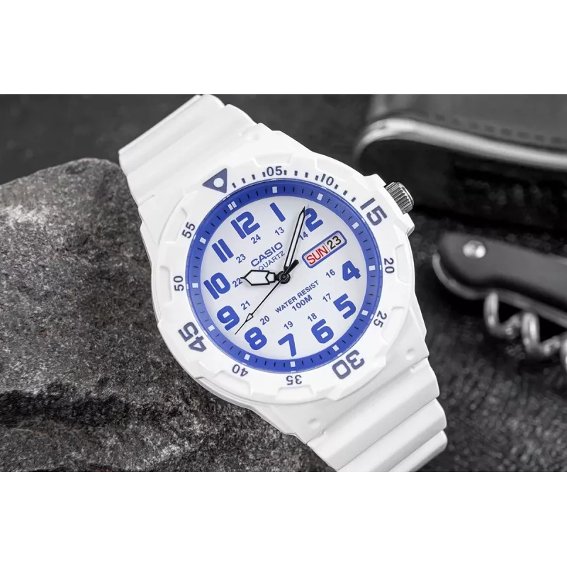 CASIO MRW200HC7B2VD Herren Analog-Quarzuhr mit Datums- und Wochentagsanzeige, 100m Wasserdichtigkeit, Resinband, weißes Zifferblatt, blau/rote Lünette