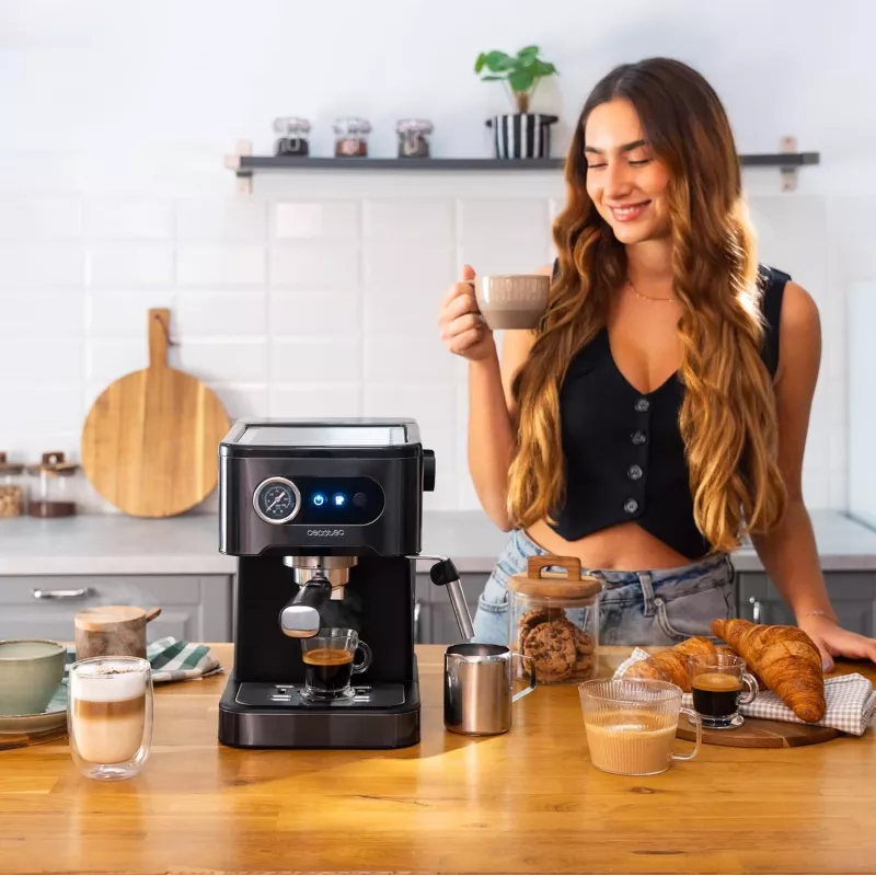 Cecotec Power Espresso 20 Pro Latte Kaffeemaschine, 20 Bar Pumpendruck, integrierter Milchaufschäumer, halbautomatisch, Schwarz, 1350 W