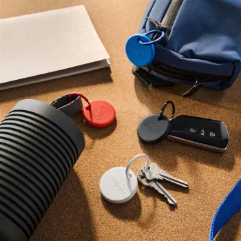 Chipolo POP – Bluetooth Tracker mit austauschbarer Batterie für iOS & Android, 4er-Pack - Schwarz, Weiß, Rot, Blau