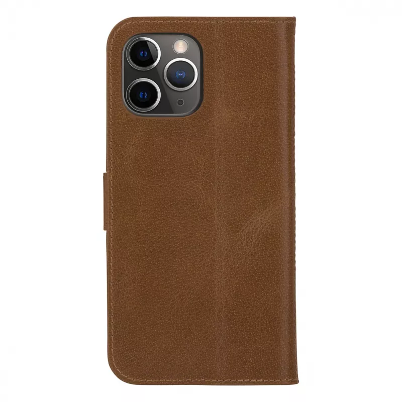 DBRAMANTE 1928 Copenhagen Slim Flip Case für Apple iPhone 13 Pro Max, Vollnarben-Narbenleder, Hellbraun, Magnetverschluss, 3 Kartenfächer, Standfunktion, kabellose Ladefunktion
