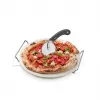 GEFU DARIOSO Pizzastein-Set mit Schneider und Servierständer, 33 cm runder Cordierit-Backstein, Chromständer, Edelstahlschneider