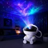 HQ Sitzender Astronaut Sternenhimmel- & Nebelprojektor mit 360° drehbarem Kopf und Fernbedienung Weiß