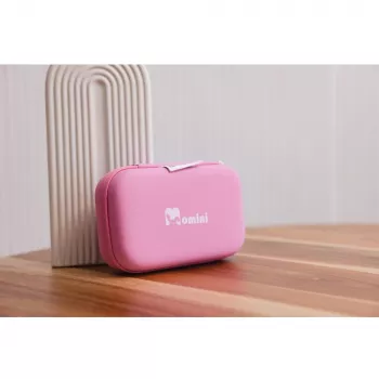 MOMINI Baby Care Kit Pinky - 10-teiliges Neugeborenen-Pflegeset mit Reiseetui