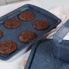 Russell Hobbs RH03858 Nightfall Stone Backblech 2er-Pack, Kohlenstoffstahl, antihaftbeschichtet, ofenfest bis 230°C, rechteckig, Dunkelgrau/Schwarz
