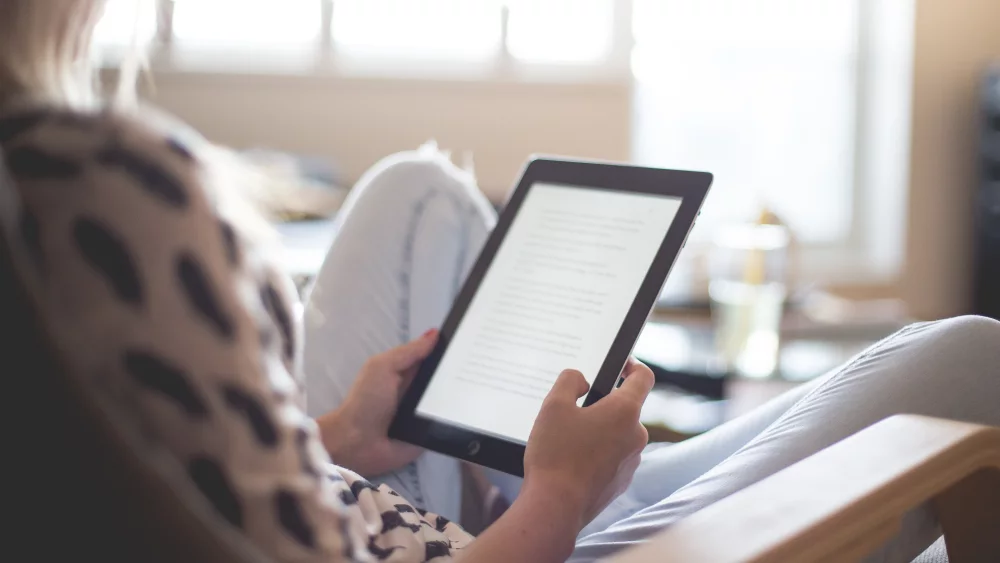 Person liest ein E-Book auf einem E-Reader