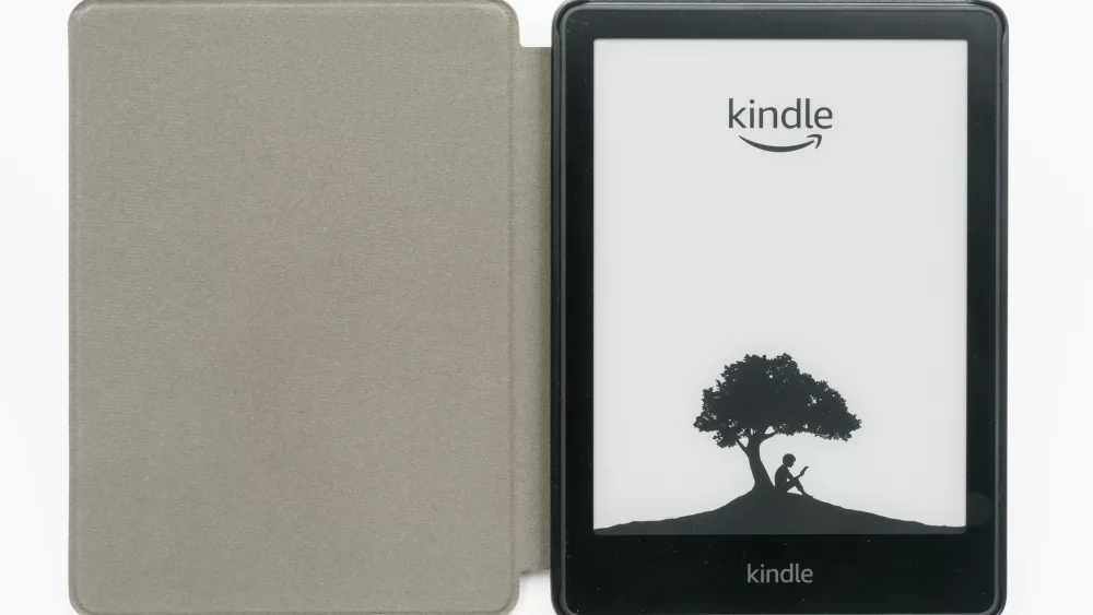 Kindle E-Reader in einer Schutzhülle